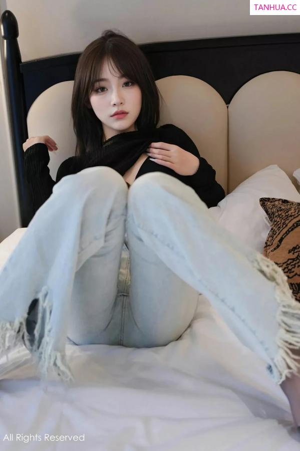 汁汁  [XiuRen]高清写真图 2025.06.06 No.10374 汁汁 蓝色牛仔裤第13张图片